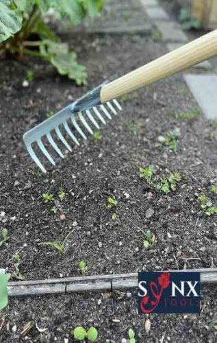 Synx Tools Tuinhark 12 Tanden verzinkt + Nylon Straatbezem 30 cm - Kunststof haren - Bodembewerkers - Onkruidverwijderaar – Schrobborstels – Buitenbezem met steel 150 cm – Hark met steel 150 cm - Afbeelding 6