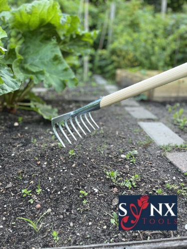 Synx Tools Tuinhark 8 Tanden verzinkt + Nylon Straatbezem 30 cm - Kunststof haren - Bodembewerkers - Onkruidverwijderaar – Schrobborstels – Buitenbezem met steel 150 cm – Hark met steel 150 cm - Afbeelding 5