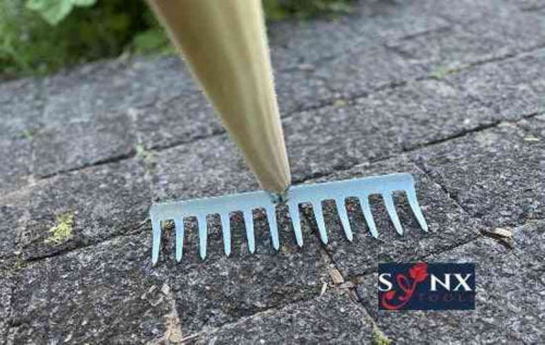 Synx Tools Tuinhark 12 Tanden verzinkt + Nylon Prof Gemeente bezem 45 cm – Bodembewerkers - Onkruidverwijderaar – Schrobborstels – Hark met steel 150 cm – Buitenbezem met steel 150 cm - Afbeelding 6